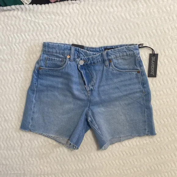 Blank NYC Women's Overlap Fly Mom Shorts with Cut Off Finish Crossover Waist
