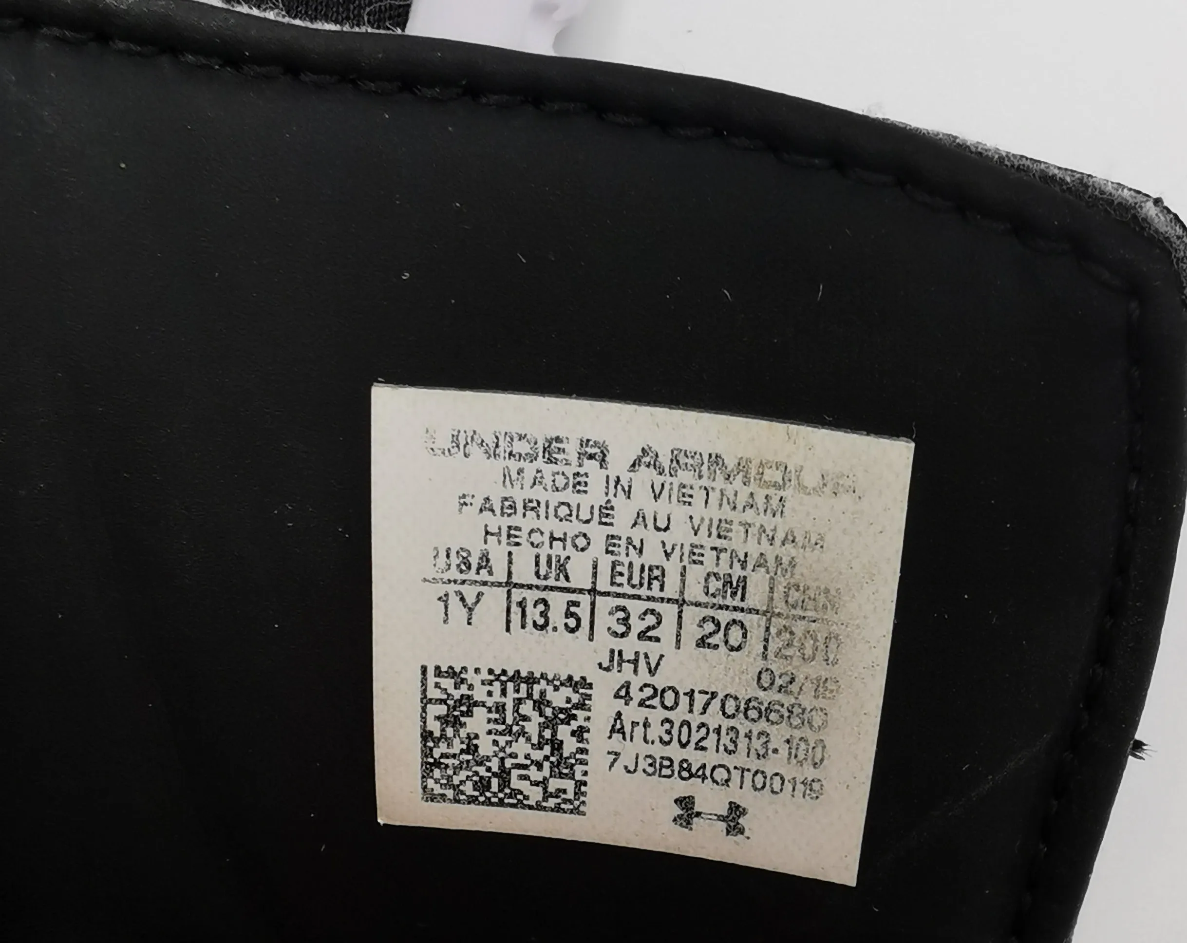 BOY SIZE 1 YOUTH - UNDER ARMOUR, Slides/Sandal VGUC B12