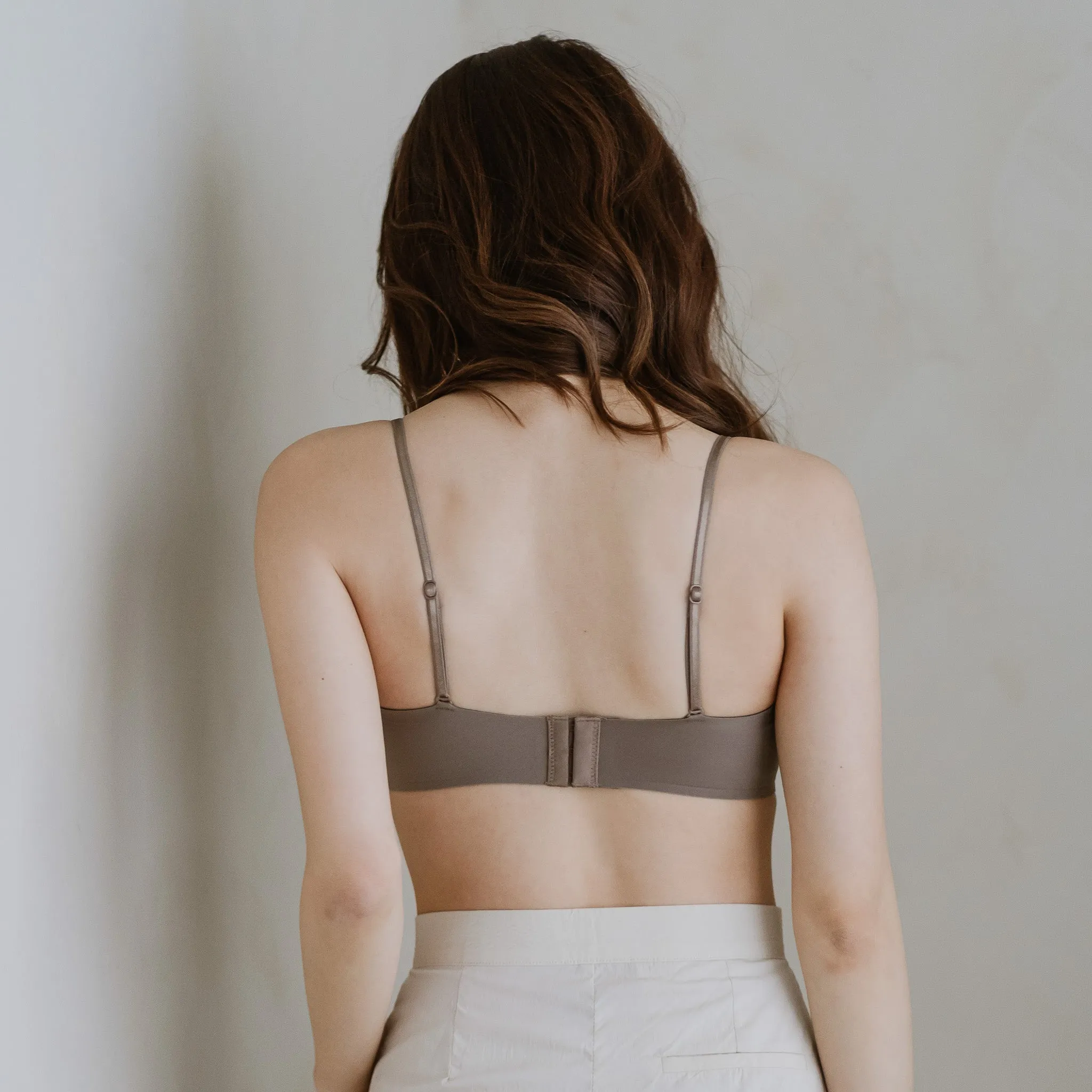 Minimalist Chic! Lightly-Lined Seamless Strapless Wireless Bra in Mocha