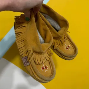 Moccassin Slippers, 12/13C // Laurentian Chief (Canada)