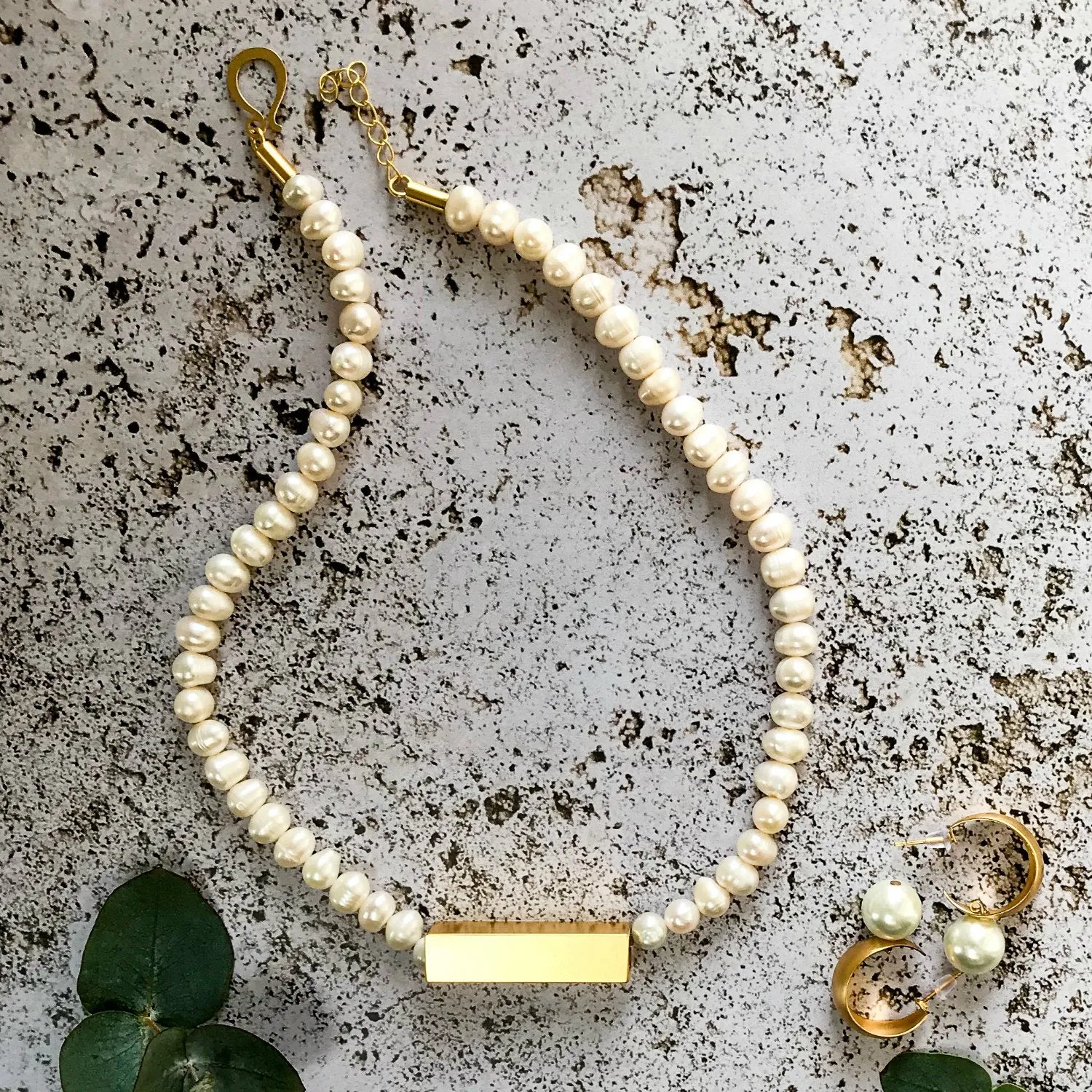 Valerie - Chic pearls necklace and earrings
