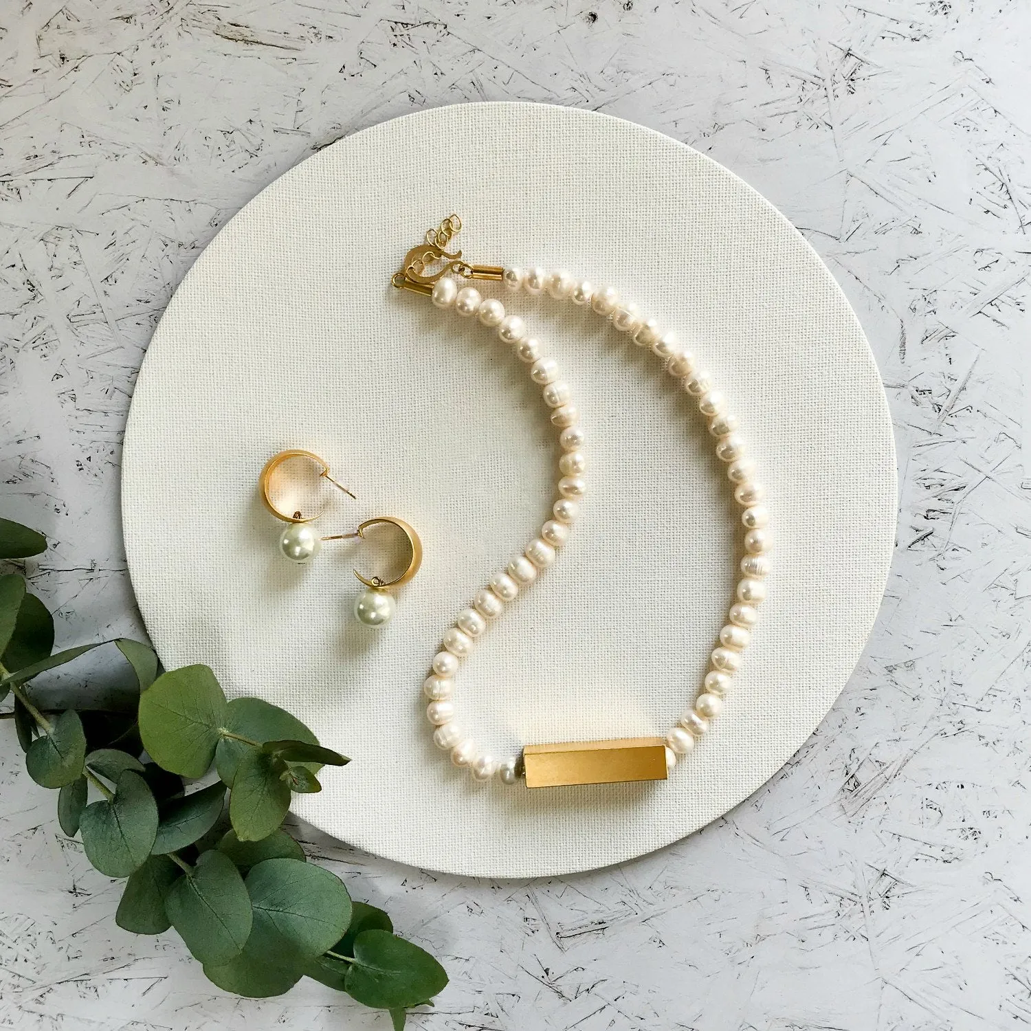 Valerie - Chic pearls necklace and earrings