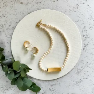 Valerie - Chic pearls necklace and earrings